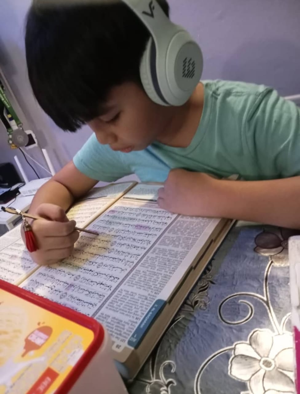 one on one class is a class which a teacher focus 100% only for one student. Besides that,the schedule or timetable for the class is very flexible.The student can adjust time and day whenever they want to have class.Its only need a brief discussion between teacher and student so they cboth can find the best time for the student to have class.The student can request how many hours time for one session.its either one hour or two hour,or even 30 minutes or 45 minutes.The students can feely request teaching method as they are comfortable with or ask advice from the teacher